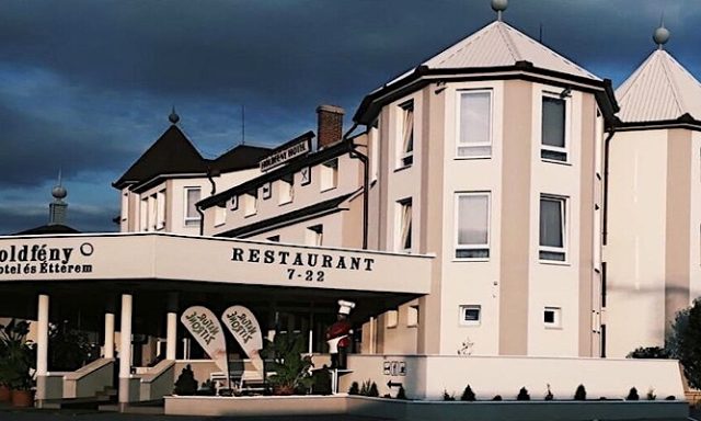 Holdfény Hotel-Forró-42215