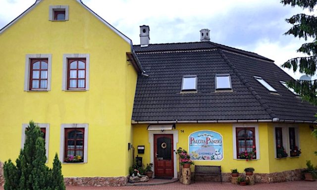 Palota Panzió-Gyermely-42937